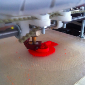 Una stampante 3D al lavoro.