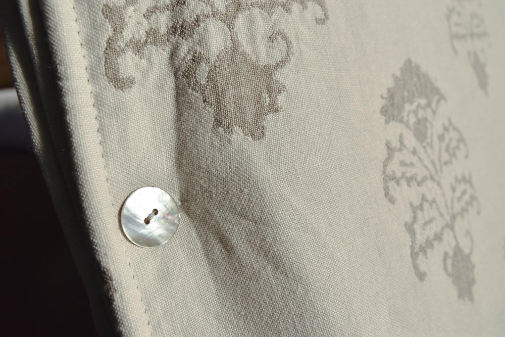 tessuto c&c per letto sorbonne con bottone madreperla