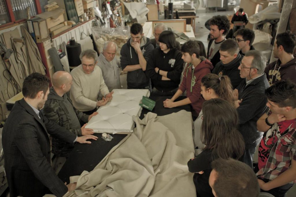 Maestri artigiani e studenti del CFP Terragni - Crowdcrafting divanoXmanagua