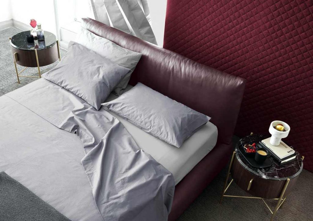 Set di lenzuola in cotone Yoko grigie vestono elegantemente il letto Soho in pelle