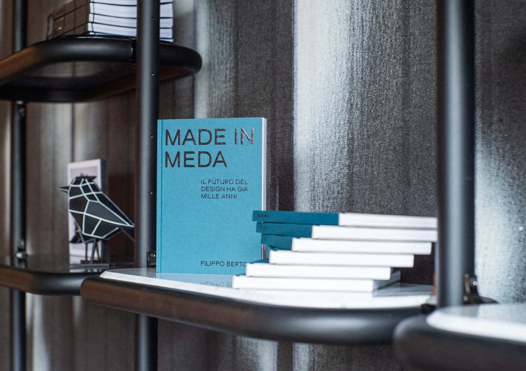 Libro "Made in Meda" appoggiato sulla libreria Ian