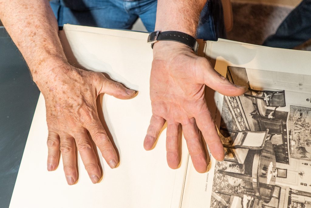 Le mani di Giorgio Berto, tappezziere made in meda da più di sessant'anni
