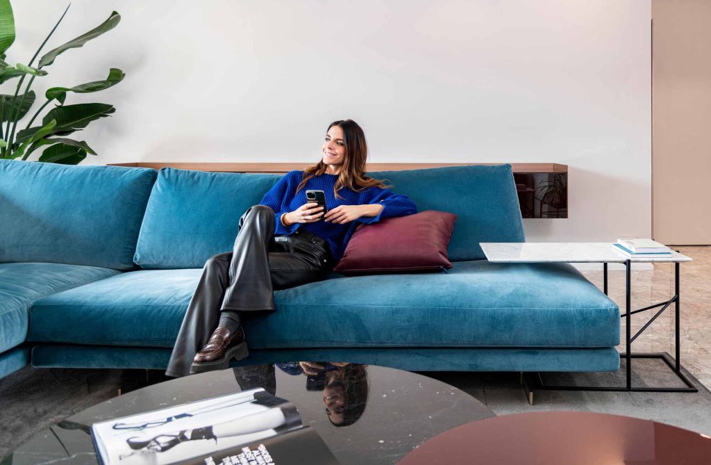 Salotto di design by BertO Alessandria: Eva Squillari seduta sul divano Dee Dee 