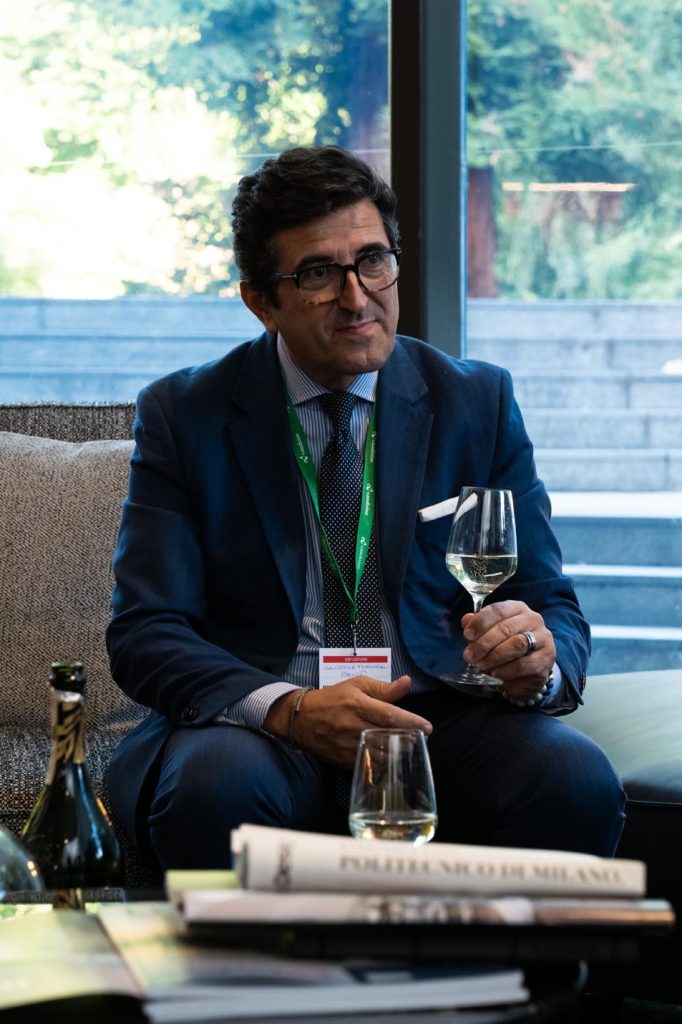 Salvatore aperitivo con cliente nel corner BertO di Borsa Immobiliare Ticino 2022