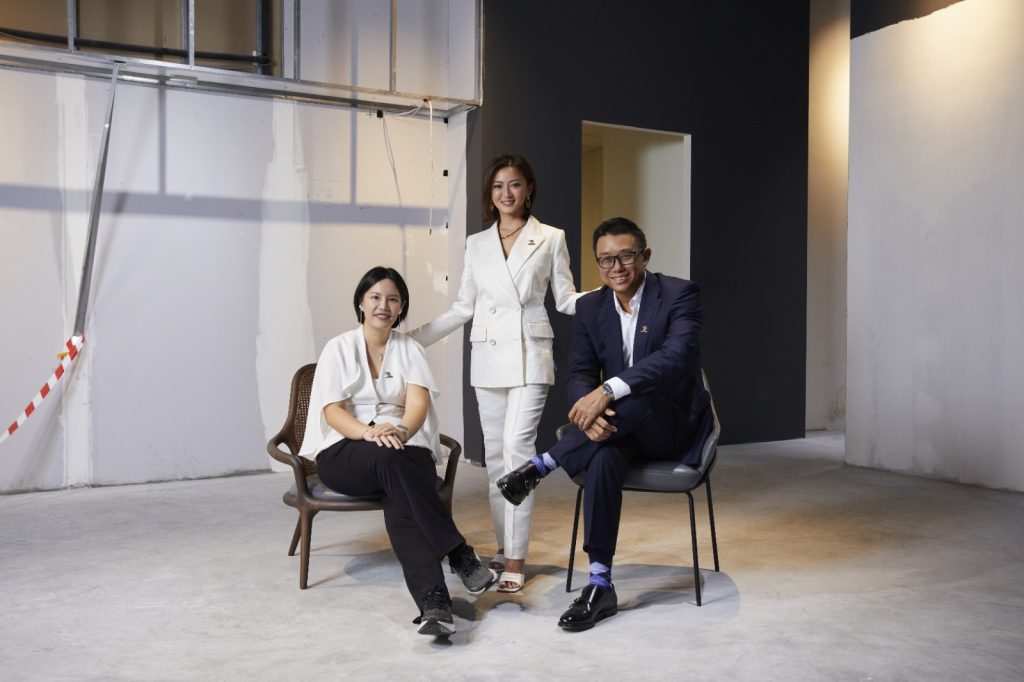 Hillary, Teddy e Charina ReCasa Living Partner - Showroom BertO Singapore