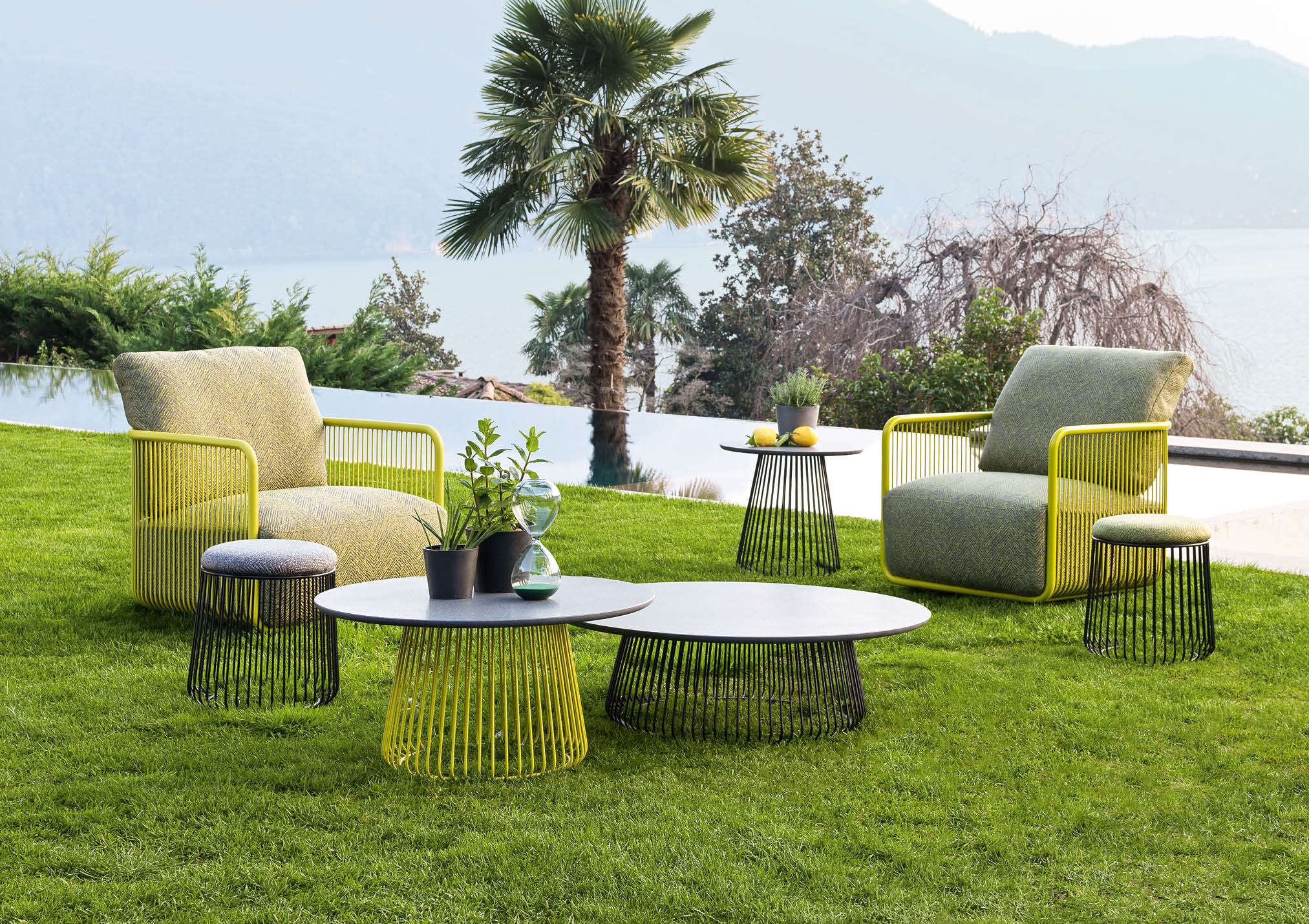 Collezione Outdoor Sounds - Poltrone Caroline, tavolini Carl & pouf Bruce